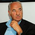Janko Kosmina se ob omenjanju sinov razburi, Igor Bavčar pa se na novinarska vpr