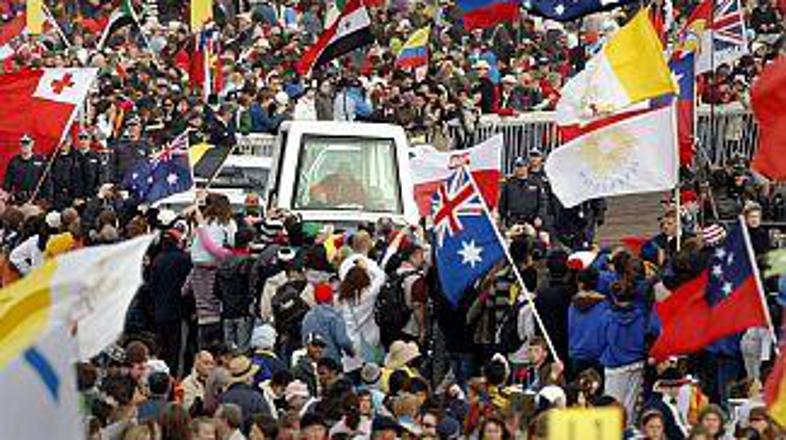 Papeža so Avstralci sprejeli kot rokovsko zvezdo.