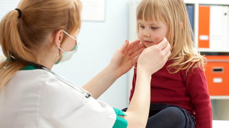 razno 17.01.13. otrok, zdravnik, osebna zdravnica, prehlad, bolezen, zdravniski 