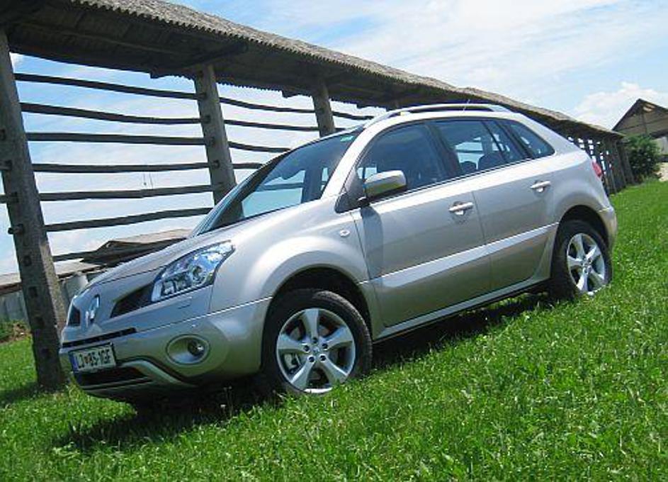 Koleos združuje Nissanovo "terensko" znanje in Renaultovo zasnovo. Čeprav je nam