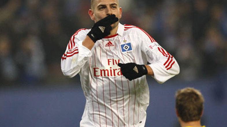 Mladen Petrić je v 44. minuti odločil derbi 18. kola nemškega prvenstva.