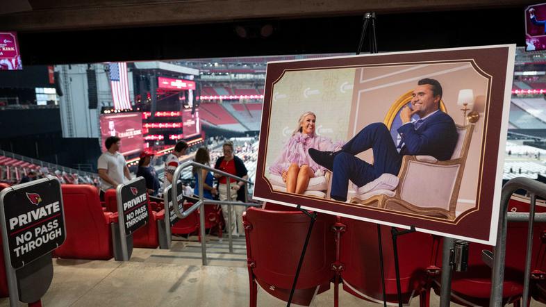 spominska slovesnost za charlieja kirka