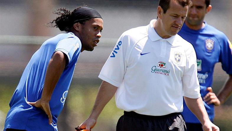 Dunga in Ronaldinho (levo) za zdaj še nista našla skupnega jezika. Bo "Ronnie" k