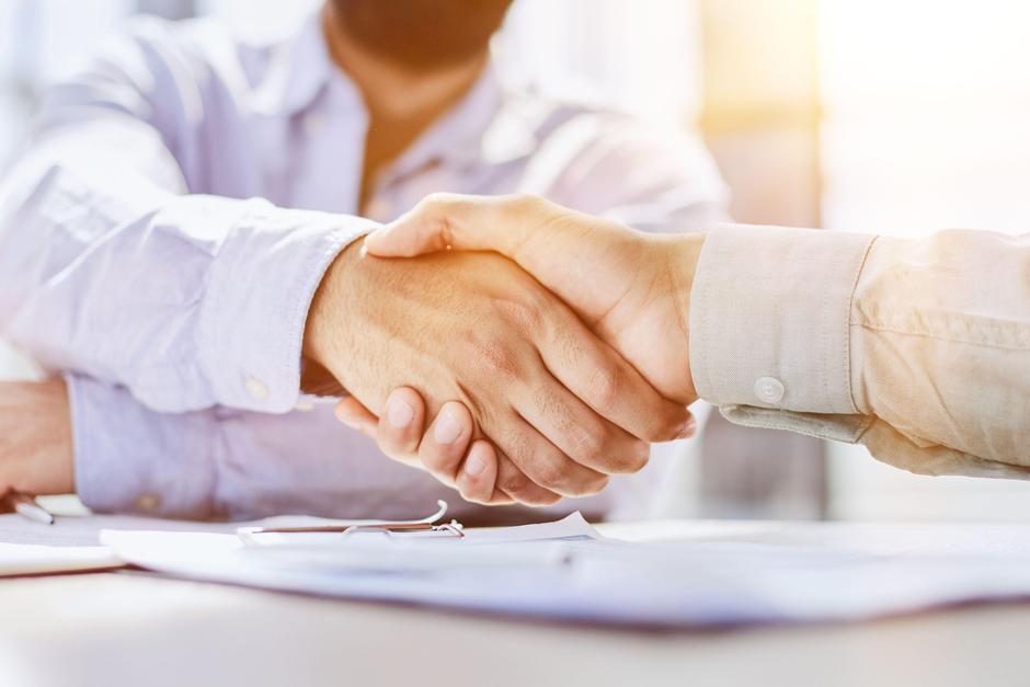 Moški se rokuje na razgovoru | Avtor: Profimedia