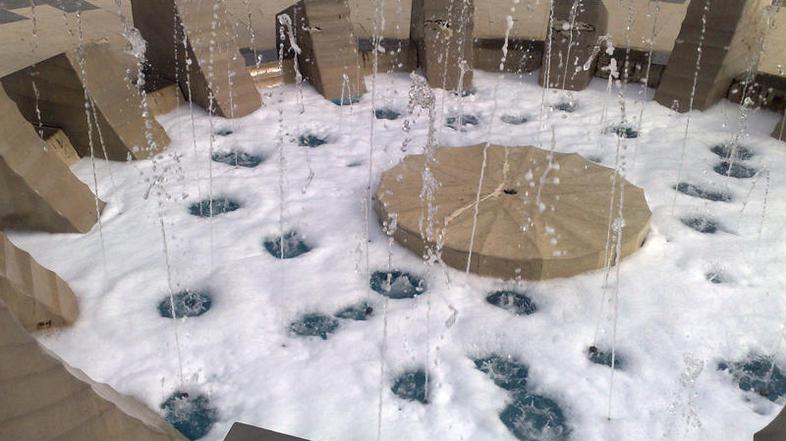 Pena v fontani. (Foto: JP Okolje Piran)