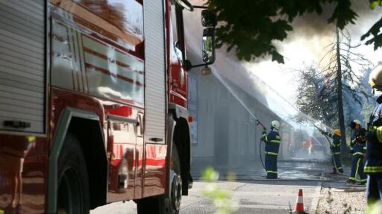 Trije prostovoljni gasilci so osumljeni podtikanja požarov.