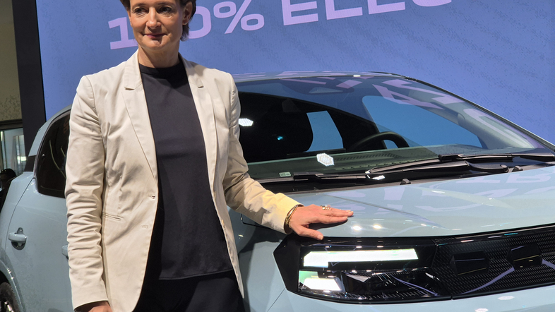 Dacia na avtomobilskem salonu v Parizu