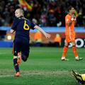 Iniesta pred medvedom ni zbežal. (Foto: Reuters)