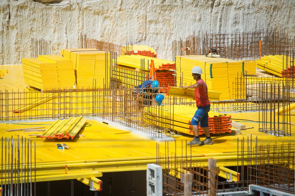 Gradbeni delavci med delom na žgočem soncu. | Avtor: Anže Petkovšek