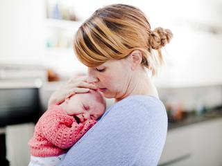 mama v naročju drži novorojenčka