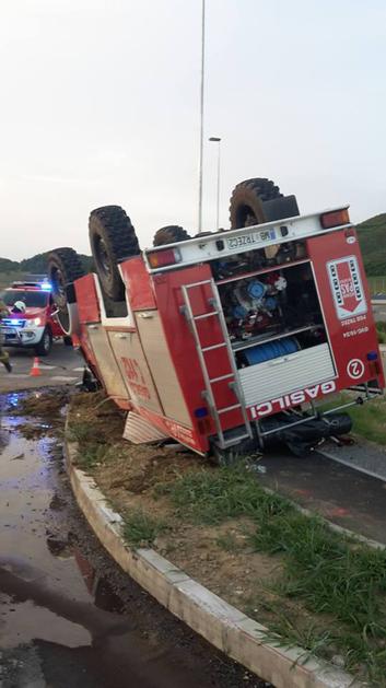 Gasilsko vozilo na strehi, poškodovano gasilsko vozilo