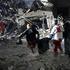 reševalci izpod reševin rešujejo civiliste iz stavb na območju Resalat v Teheranu