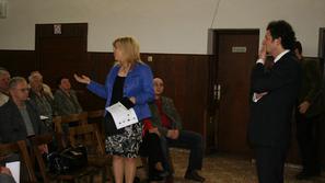 Vlačič in Brunskoletova sta zbranim pojasnjevala načrte v zvezi z gradnjo in obn