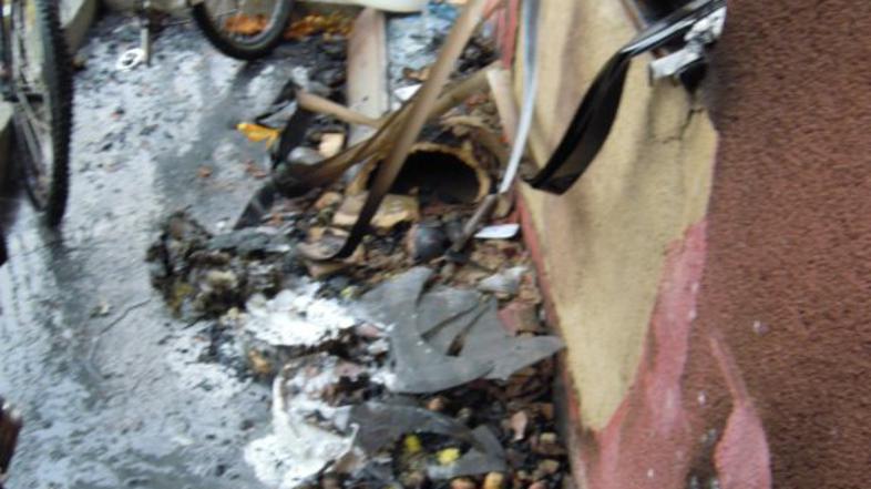 Požar na balkonu stanovanja.