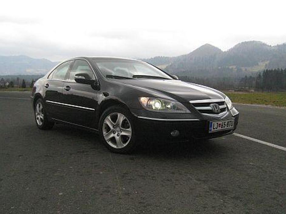 V primerjavi z bolj priznano konkurenco premium legend ne zaostaja prav v ničeme