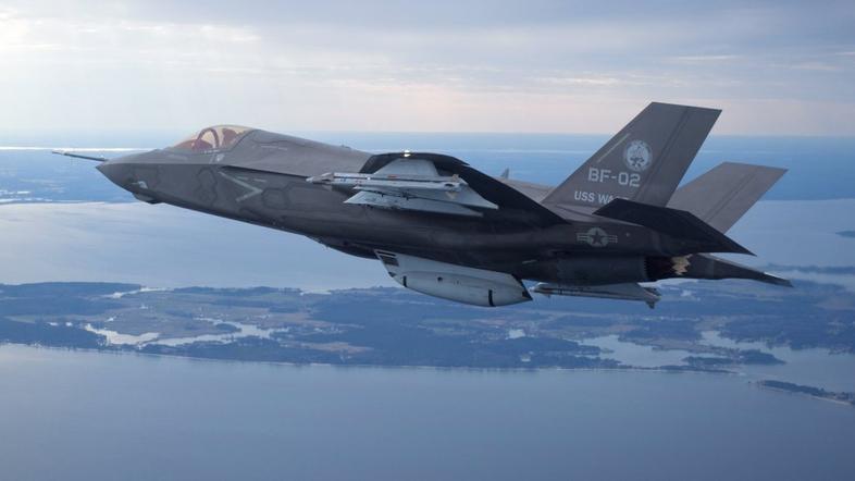 Lovec F-35