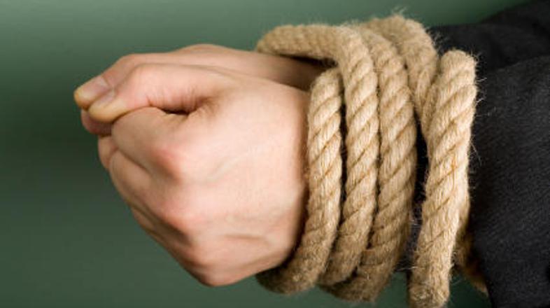 Mati je svoja otroka zvezala in ju nato vrgla skozi okno.