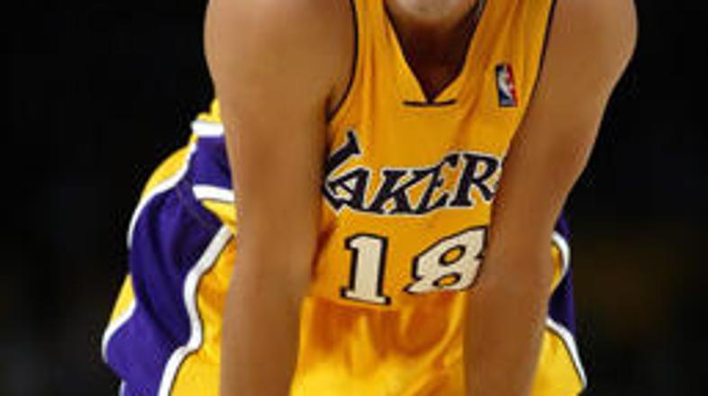 Saša Vujačič je k zmagi LA Lakersov prispeval devet točk.