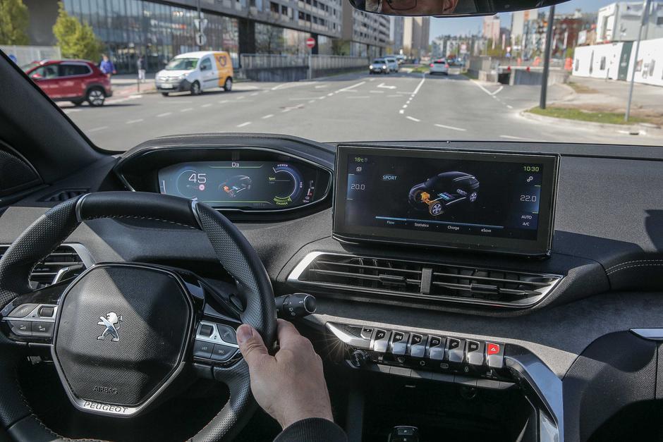 Peugeot 3008 HYbrid4 | Avtor: Saša Despot