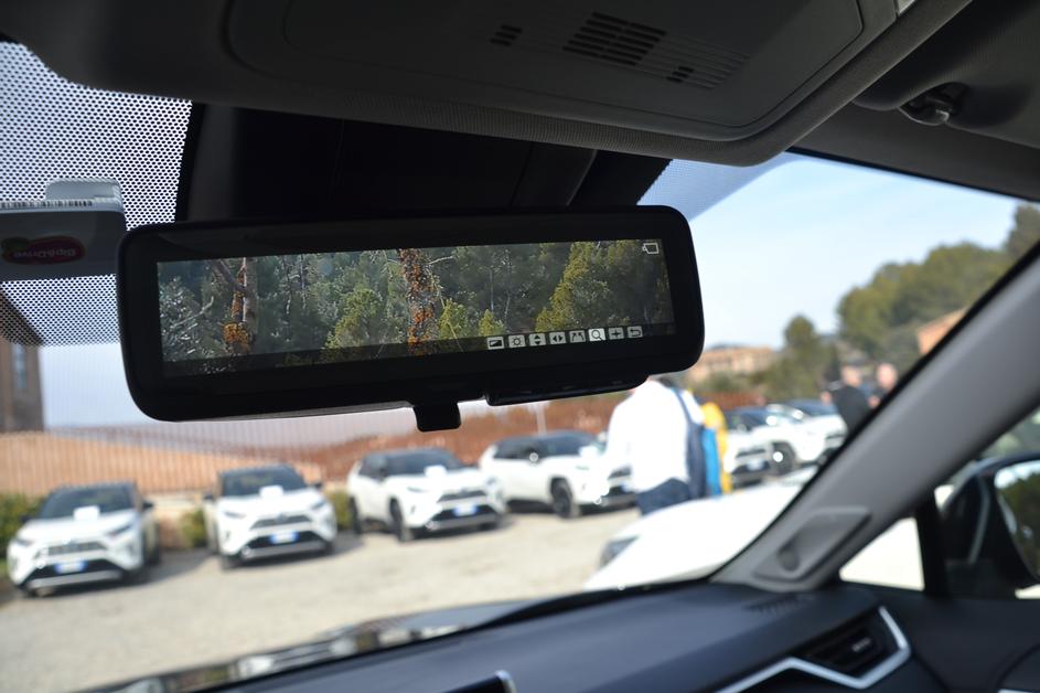 Digitalno ogledalo v toyoti RAV4