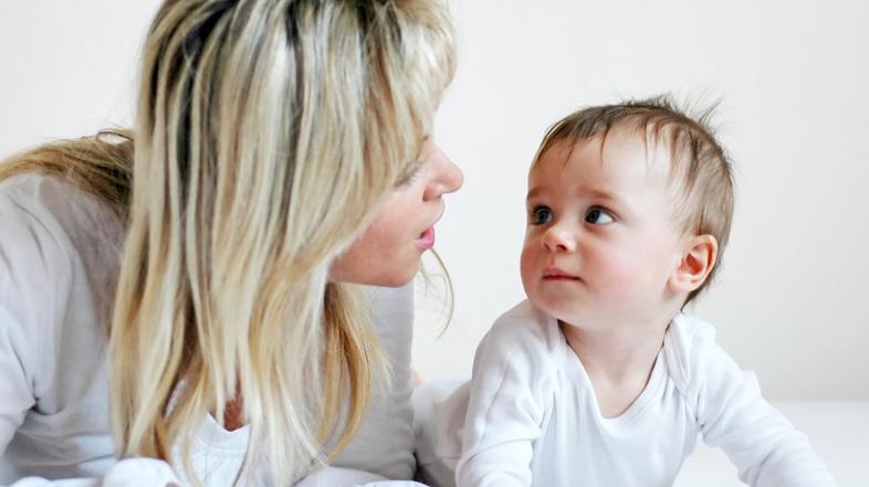 otrok dojenček mati govor