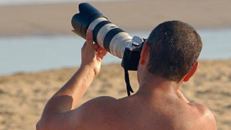 Zvezdniki nimajo miru niti na plaži.