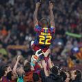 Eric Abidal na rokah soigralcev. Barcelona Real Madrid Liga prvakov Pedro