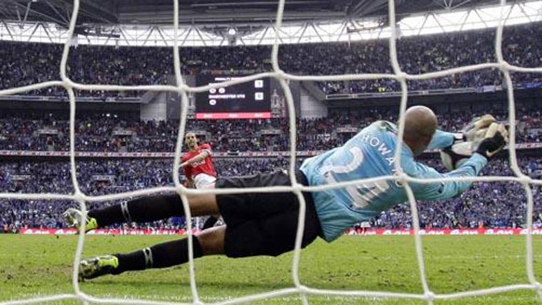 Vratar Evertona Tim Howard je takole obranil enajstmetrovko Ria Ferdinanda.