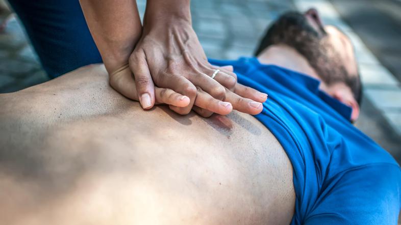 srčni infarkt, srčni zastoj, srčna kap, oživljanje, cpr, masaža srca,