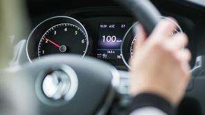 Volkswagen golf vožnja voznik voznica števec hitrost 100 km/h