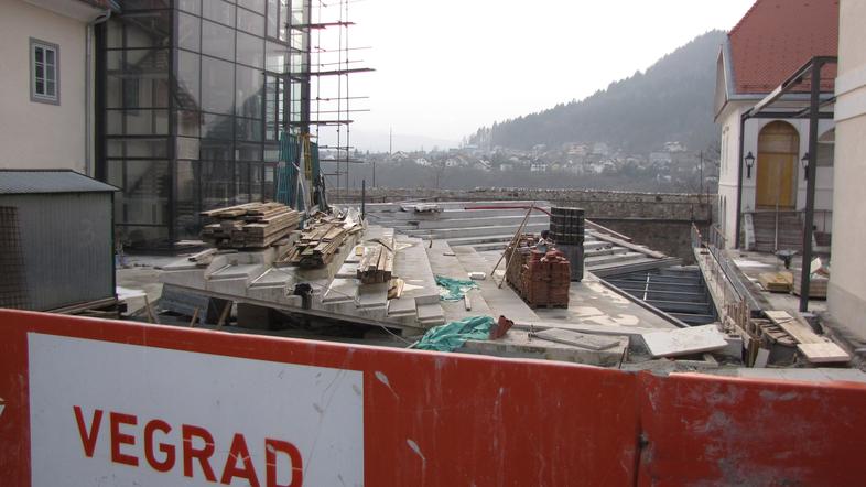 Gradbišče gradu Khislstein je v četrtek popoldne povsem samevalo. Zaščitna ograd