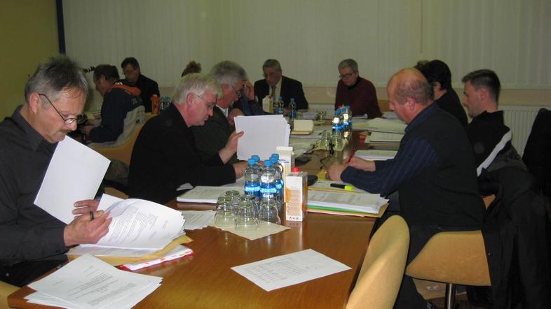 Kostanjeviški svetniki se bodo konec meseca spet poglobili v papirje. (Foto: Nad