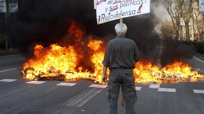 protesti španija "Proti agresiji bogatih in njihovi politični samoobrambi."