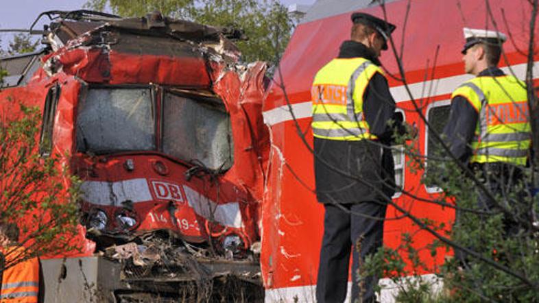 Voznik potniškega vlaka jo je odnesel z najhujšimi poškodbami.