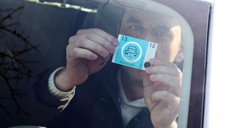 Slovenija 29.01.2013 odstranjevanje in namescanje vinjete, novinarska konferenca