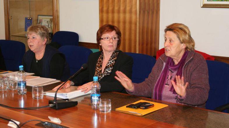 Z mesta predsednice uprave sveta zavoda je včeraj odstopila Barica Kraljevski. (