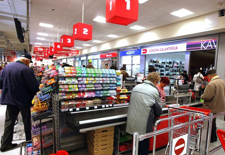 ljubljana 08.12.08 ljudje, blagajna, otvoritev Mercator Hipermarket Smartinska;  | Avtor: Saša Despot