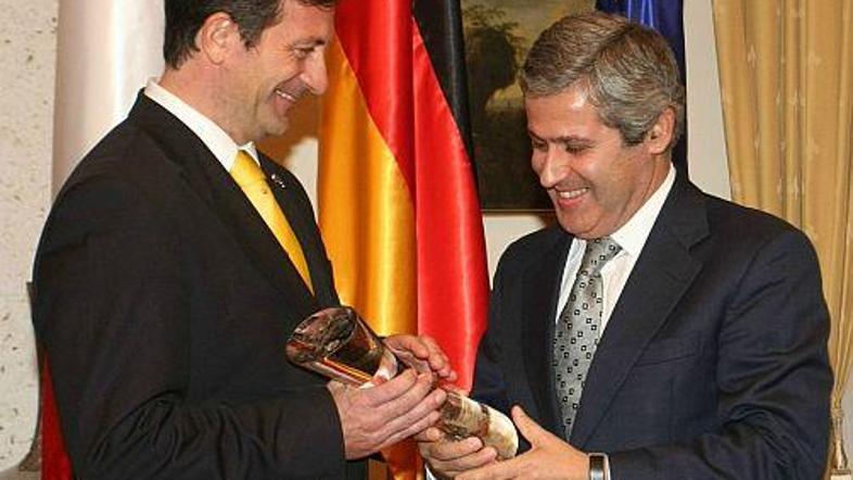 Minister Erjavec je predsedovanje prevzel s simbolnim prevzemom štafetne palice.