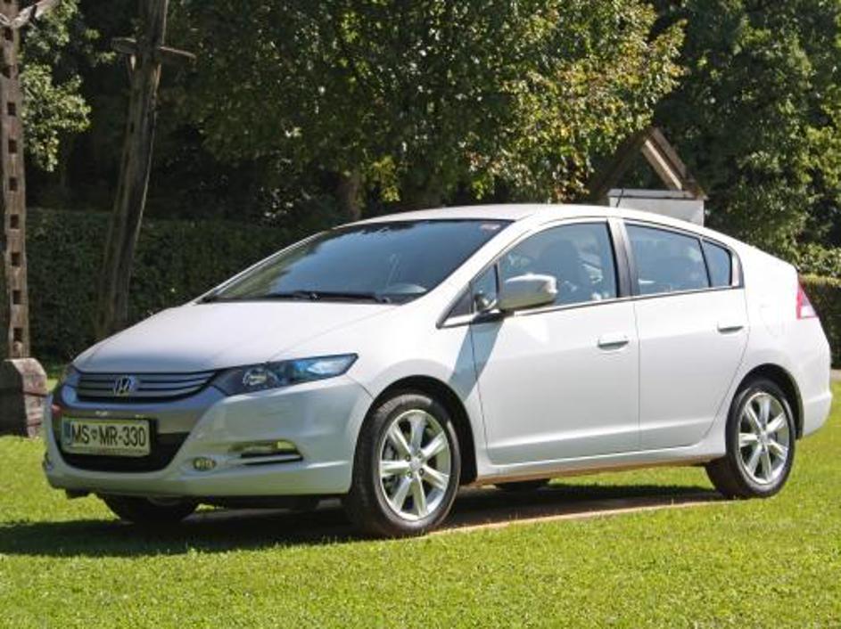 18 tisočakov za 4,4 metra dolgo hibridno vozilo s toliko opreme, ki je po vrhu š