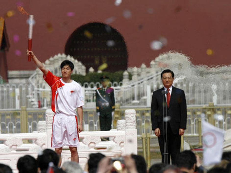 Olimpijski ogenj je prišel v Peking, od koder odhaja na dolgo pot po svetu.