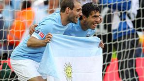 Carlos Tevez Pablo Zabaleta argentinska zastava veselje proslavljanje slavje pro