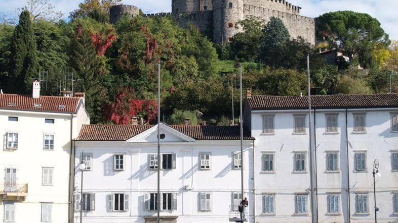 Številni Goričani so prepričani, da mesto ne potrebuje vzpenjače na grad. (Foto: