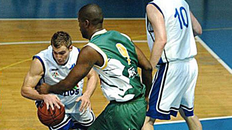 Košarkarji Heliosa (v belih dresih) bodo branili naslov.