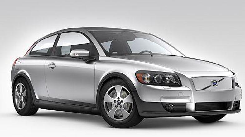 Na zunaj je moč opaziti nov zadnji odbijač in strešni spojler.