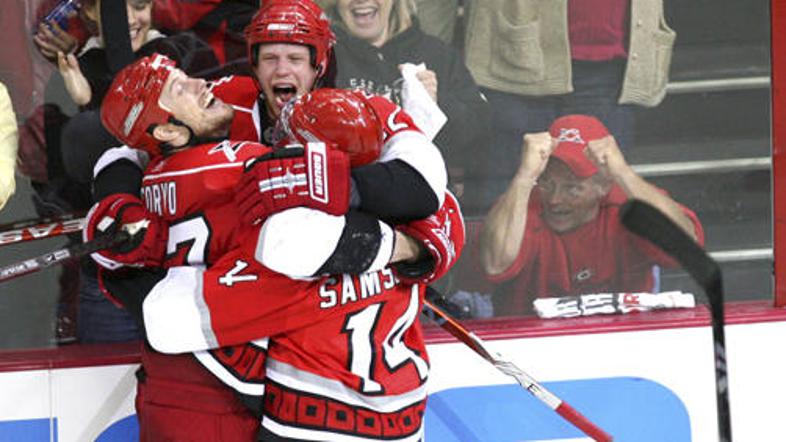 Eric Staal slavi svoj gol s Joejem Corvom, Sergejem Samsonovom in Jussijem Jokin