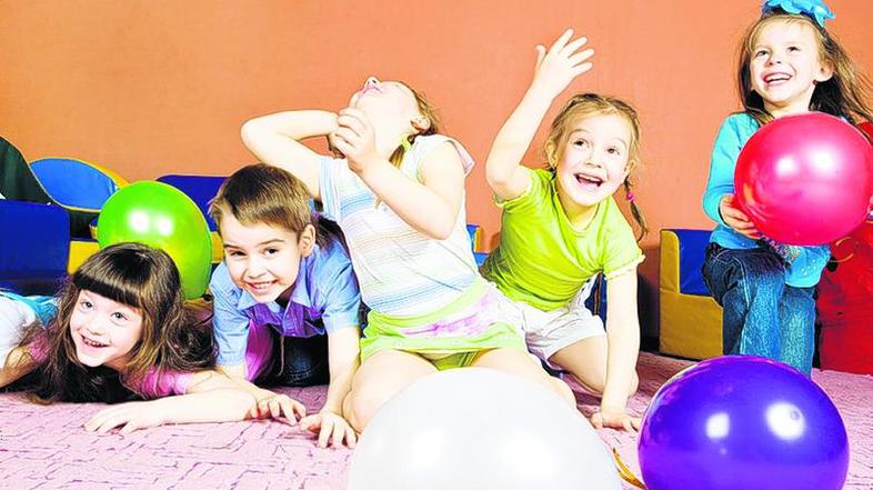 Na najdaljšo noč v letu se otroci lahko zabavajo z vrstniki, medtem ko vi pozno 