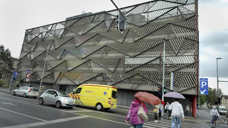 ljubljana 10.10.13, parkirna hisa, parkirisce, parking, parkiranje okoli UKC, UK