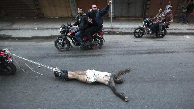 Plestinci vlečejo trupla z motorjem