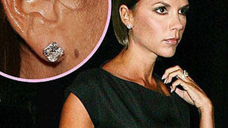 Ima palčko za ušesa morda s seboj v torbici?