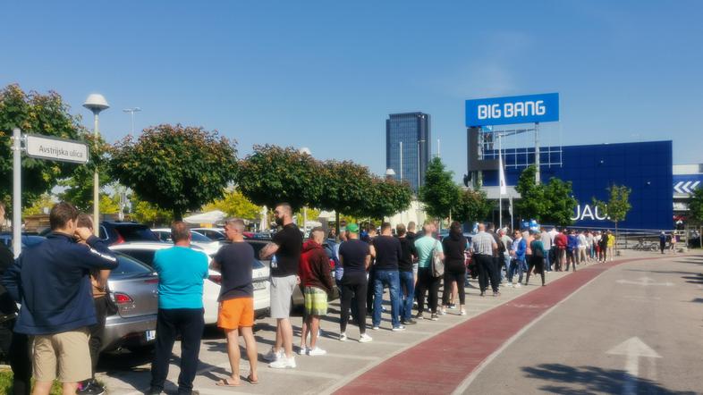 Gneča pred trgovino Big Bang